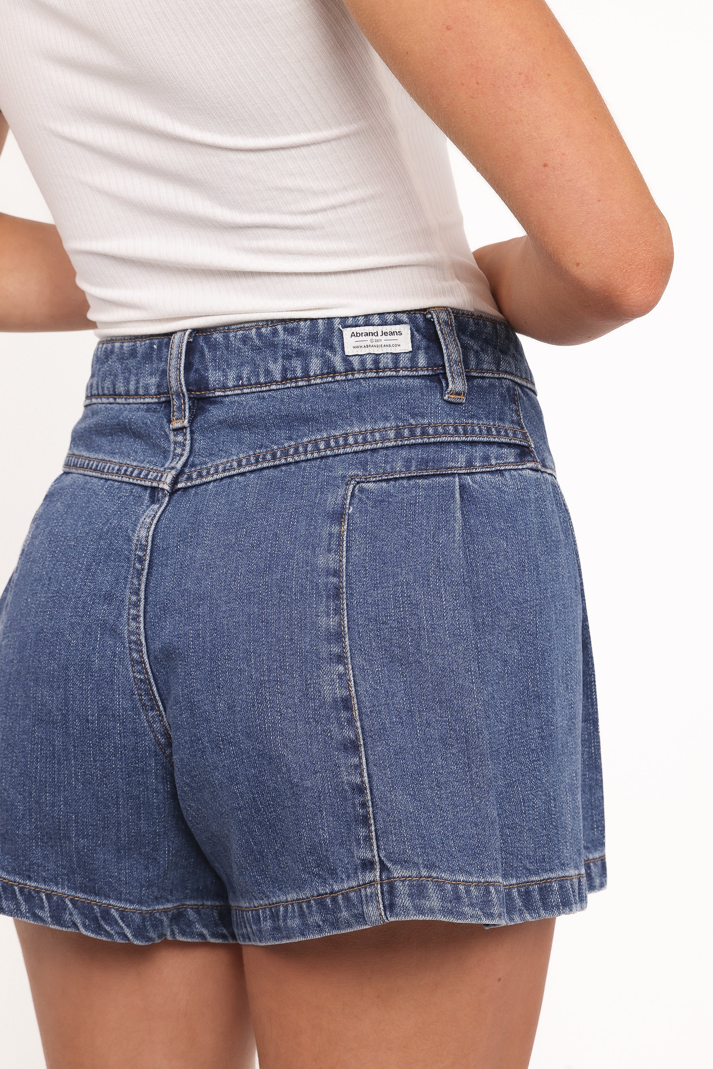 Abrand 94 Pleated Short - Bella